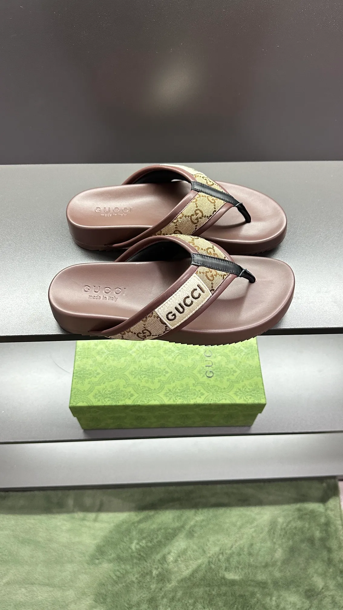 [G Family Couple Style] P: 300💰Female size 36~40 Men's size 39~45, (46. Custom-made Unisex GG slippers This slipper is made of GG polyester fiber and is decorated with a Gucci label on the front, adding a striking logo feel to the style. Beige GG recycled polyester fiber Unisex leather trim "Gucci Made in Italy" embroidered label Rubber sole Flat Made in Italy
